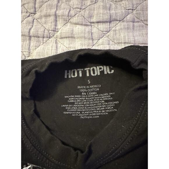 Hot Topic Gothic Cross Wing Skull Rhinestone Tee Small Black Emo Alt Rock Y2K - Picture 3 of 9